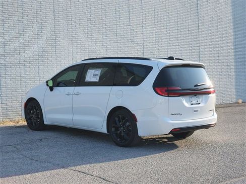 New 2026 Chrysler Pacifica Limited w/ S Appearance Package image 3