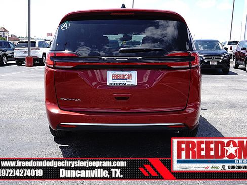 New 2027 Chrysler Pacifica Select FWD image 4