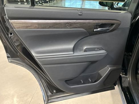Used 2020 Toyota Highlander Limited image 14