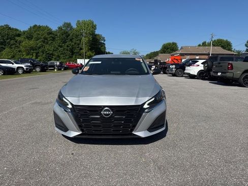 Used 2024 Nissan Altima 2.5 SV FWD image 3