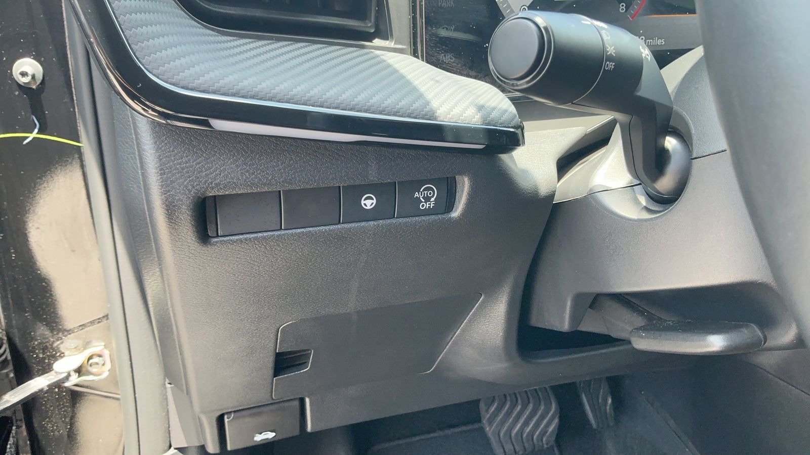 Certified 2025 Nissan Kicks SR FWD image 17