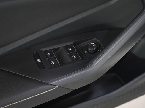 Used 2023 Volkswagen Jetta SE w/ Panoramic Sunroof Package image 17