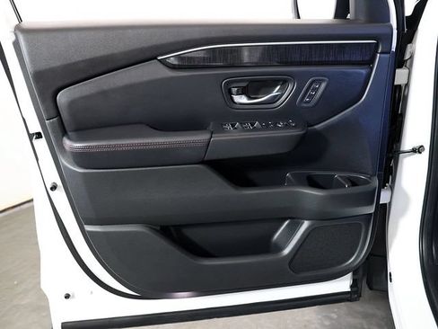 Used 2025 Honda Pilot Black Edition image 27