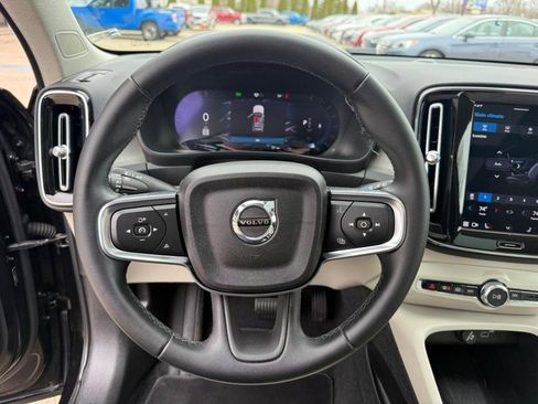 Used 2023 Volvo XC40 B5 Plus image 22