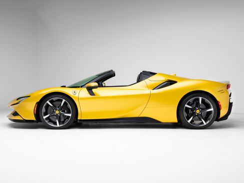 Used 2023 Ferrari SF90 Spider image 9