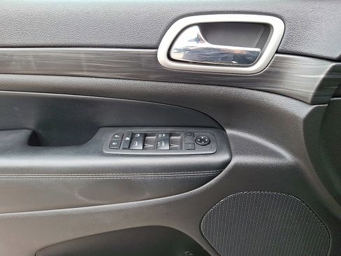 Used 2021 Jeep Grand Cherokee Laredo X image 12