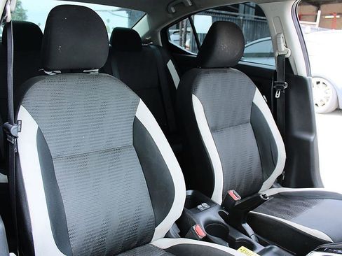 Used 2022 Nissan Versa SV image 11