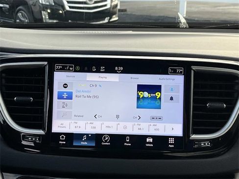 Used 2024 Chrysler Pacifica Touring-L image 14