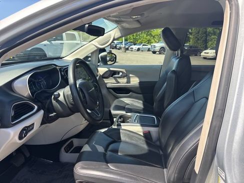 Used 2023 Chrysler Pacifica Touring-L FWD image 17