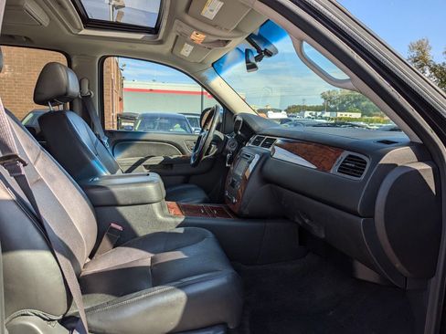 Used 2013 Chevrolet Avalanche LTZ image 16