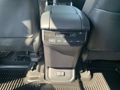 Used 2023 Toyota Highlander XLE FWD image 33