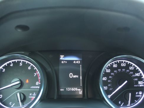 Used 2020 Toyota Camry SE FWD image 29