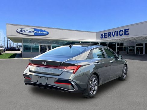 Certified 2025 Hyundai Elantra SEL FWD image 8