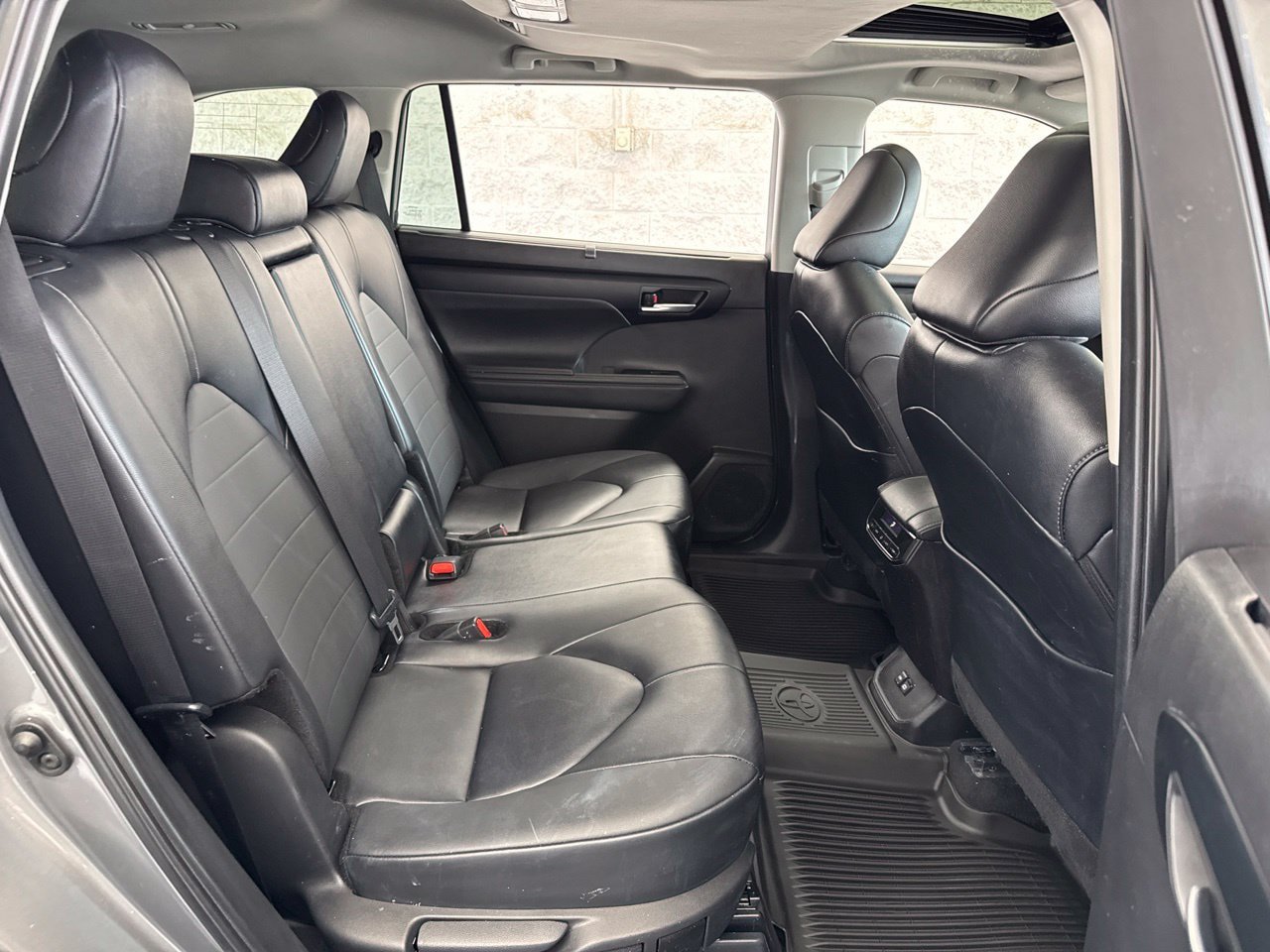 Used 2025 Toyota Highlander XLE AWD/4WD image 45