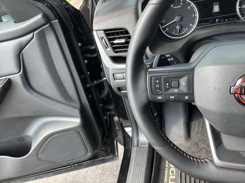 Used 2025 Nissan Rogue SV AWD/4WD image 19