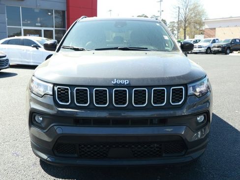 Used 2024 Jeep Compass Latitude image 2