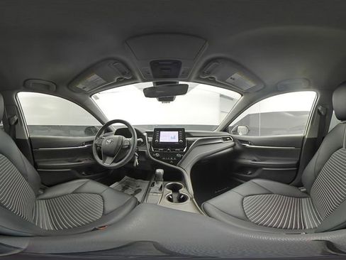 Used 2022 Toyota Camry SE image 11