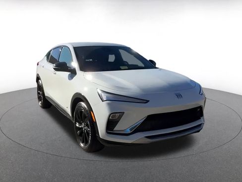 Used 2025 Buick Envista Sport Touring image 3