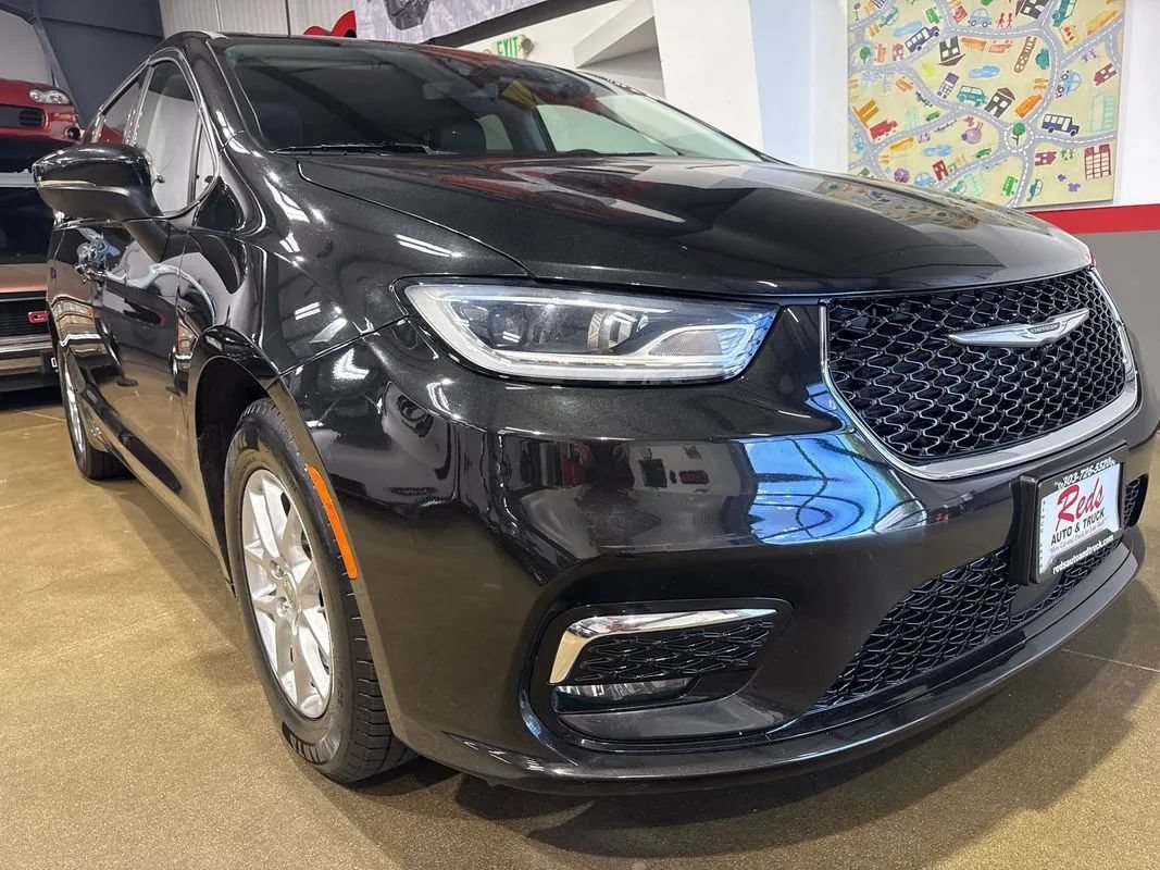 Used 2023 Chrysler Pacifica Touring-L FWD image 42