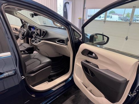 Used 2023 Chrysler Pacifica Touring-L FWD image 13
