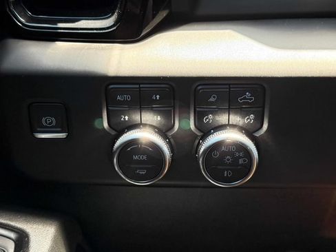 Used 2024 GMC Sierra 1500 AT4 w/ AT4 Premium Package AWD/4WD image 10