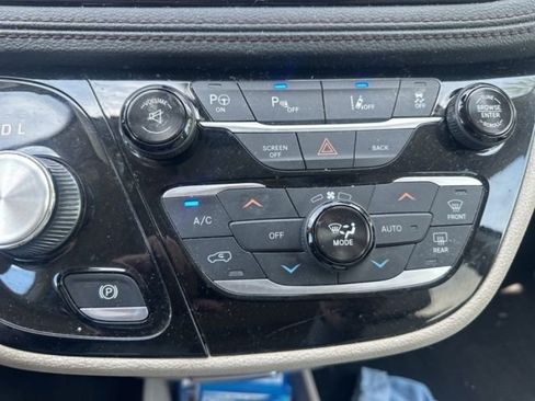Used 2017 Chrysler Pacifica Limited FWD image 25