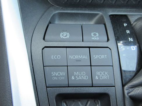 Used 2022 Toyota RAV4 LE AWD/4WD image 29