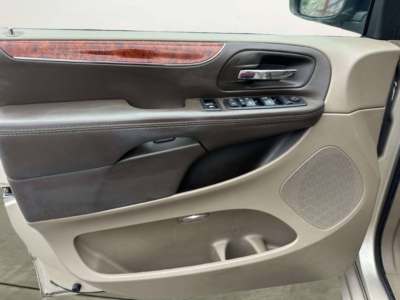 Used 2014 Chrysler Town & Country Touring FWD image 10