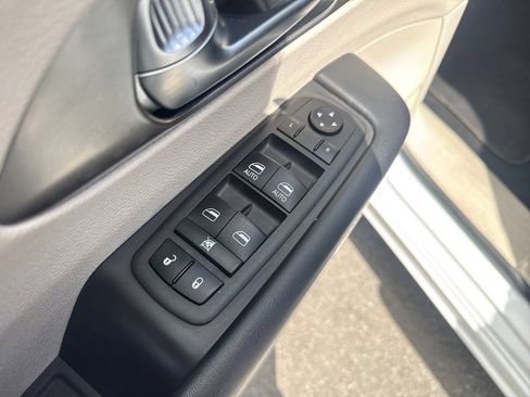 Used 2023 Chrysler Pacifica Touring-L FWD image 24