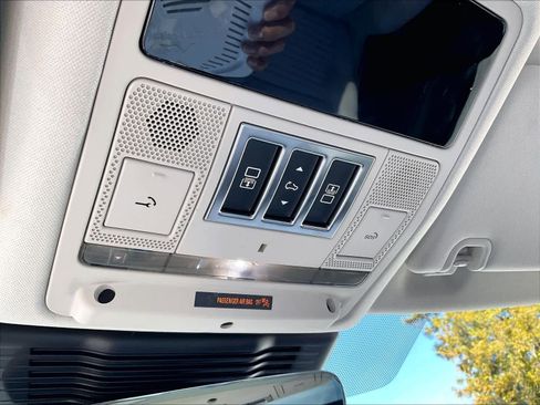 Used 2025 Land Rover Discovery S image 37