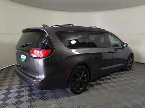 Used 2018 Chrysler Pacifica Limited w/ S Appearance Package FWD image 10