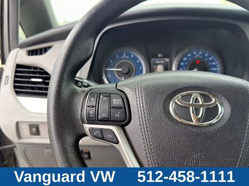 Used 2018 Toyota Sienna LE FWD image 18