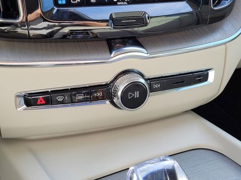 Certified 2024 Volvo XC60 T8 Ultimate w/ Protection Package Premier image 25