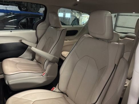 Used 2017 Chrysler Pacifica Platinum image 17