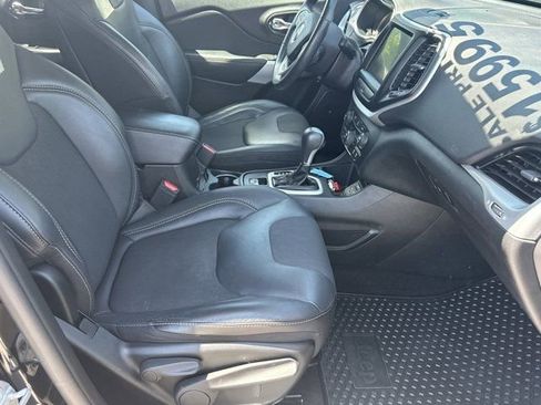 Used 2018 Jeep Cherokee Latitude Plus w/ Cold Weather Group FWD image 17