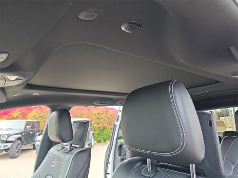 New 2026 Chrysler Pacifica Limited w/ Uconnect Theater Family Group image 33