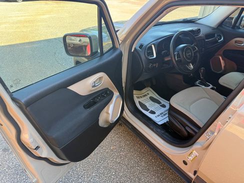 Used 2015 Jeep Renegade Latitude w/ Cold Weather Group II FWD image 9