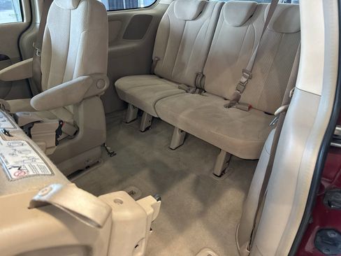 Used 2007 Hyundai Entourage GLS image 21