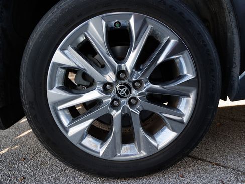 Used 2023 Toyota Highlander Limited image 12