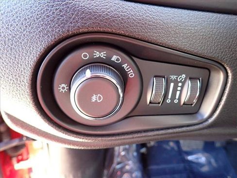 Used 2018 Jeep Renegade Latitude FWD image 14