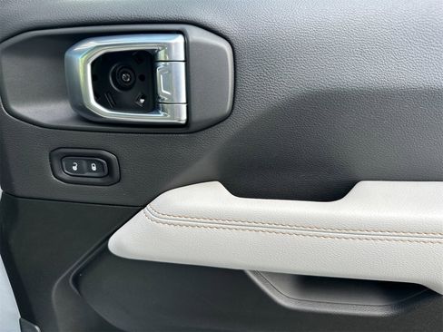 Used 2022 Jeep Wrangler Unlimited Sahara image 19