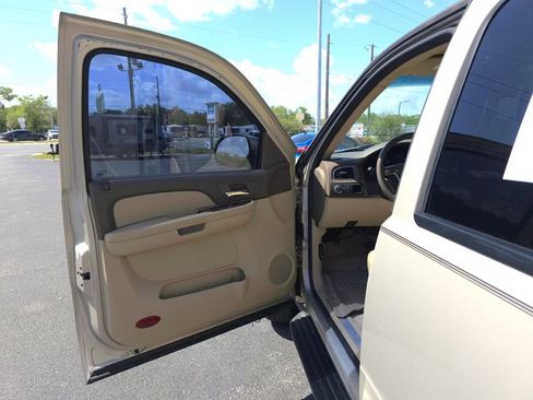 Used 2007 GMC Yukon XL SLT w/ SLT Preferred Equipment Group image 9