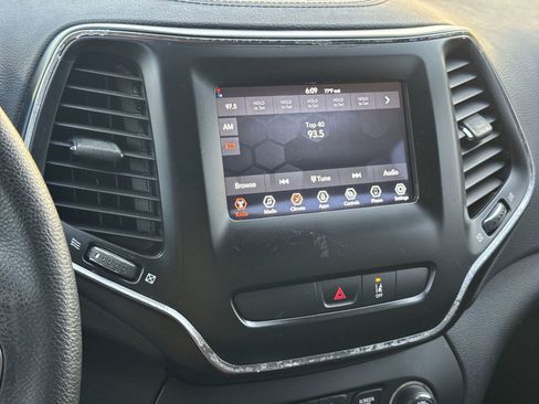 Used 2021 Jeep Cherokee Latitude image 23