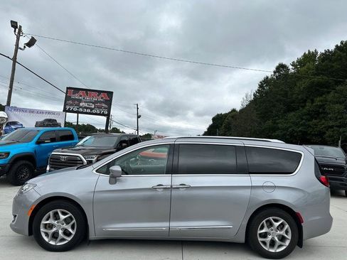 Used 2018 Chrysler Pacifica Touring-L w/ Tire & Wheel Group FWD image 4