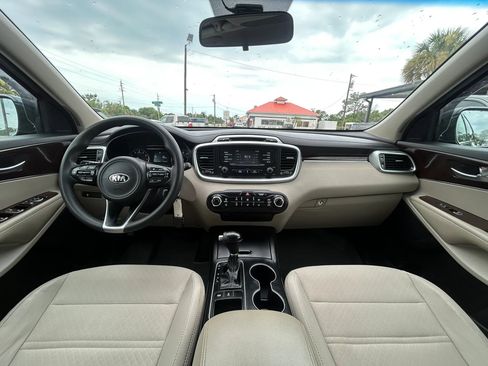 Used 2017 Kia Sorento AWD image 19