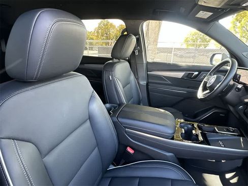 Used 2025 Buick Enclave Preferred image 27