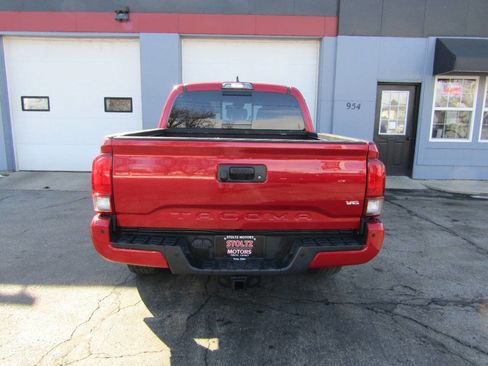 Used 2018 Toyota Tacoma TRD Sport image 12