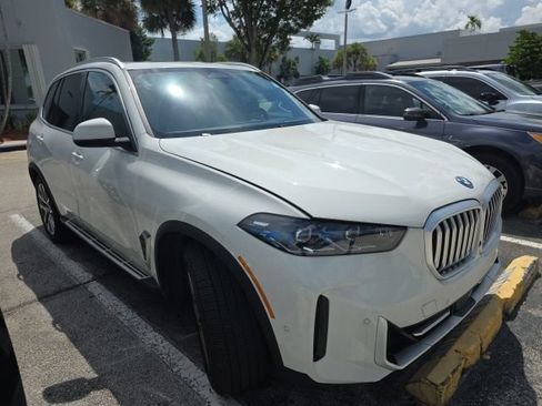 Used 2025 BMW X5 xDrive50e AWD/4WD image 3