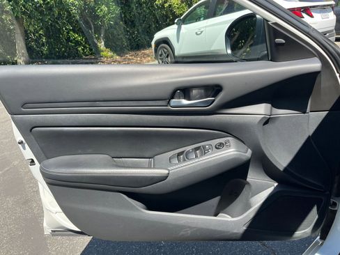 Used 2025 Nissan Altima 2.5 SV FWD image 18