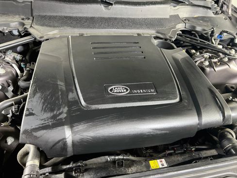 Used 2024 Land Rover Discovery Dynamic SE AWD/4WD image 33